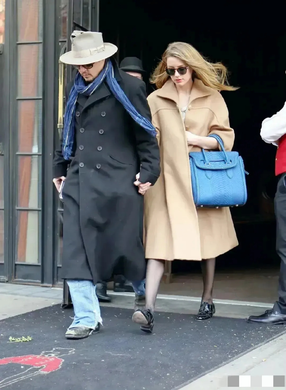 当年德普真的很爱自己的老婆艾梅柏61希尔德,你看他身上穿的裤子