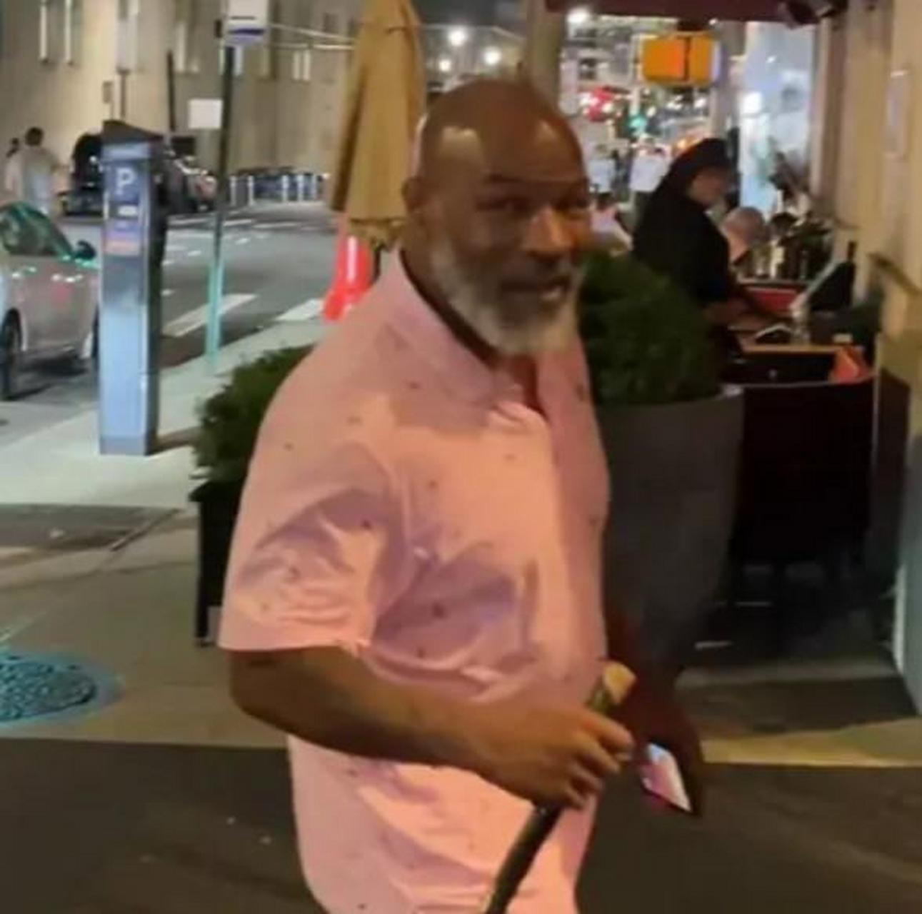 世界重量级拳王泰森因强奸美国18岁的黑人小姐德西蕾·华盛顿被判入狱