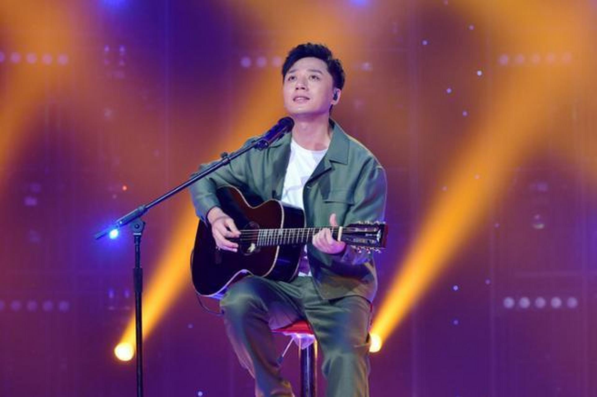 好声音冠军张磊参加排行榜, 竟然穿着工装上场