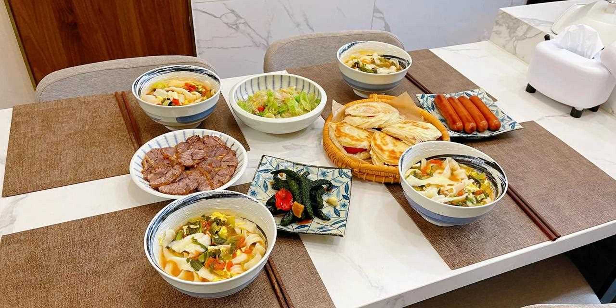 大家好,我是二豆妈,终于实现了在家吃刀削面的自由,面要和的硬一些能