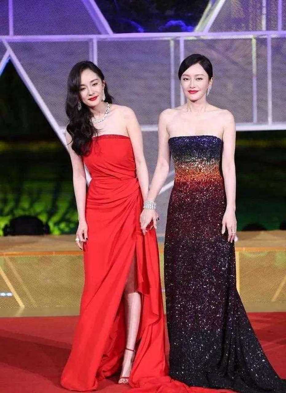 哇,这俩好可爱啊,应采儿阳光开朗洒脱又喜庆,秦岚甜美又乖巧!