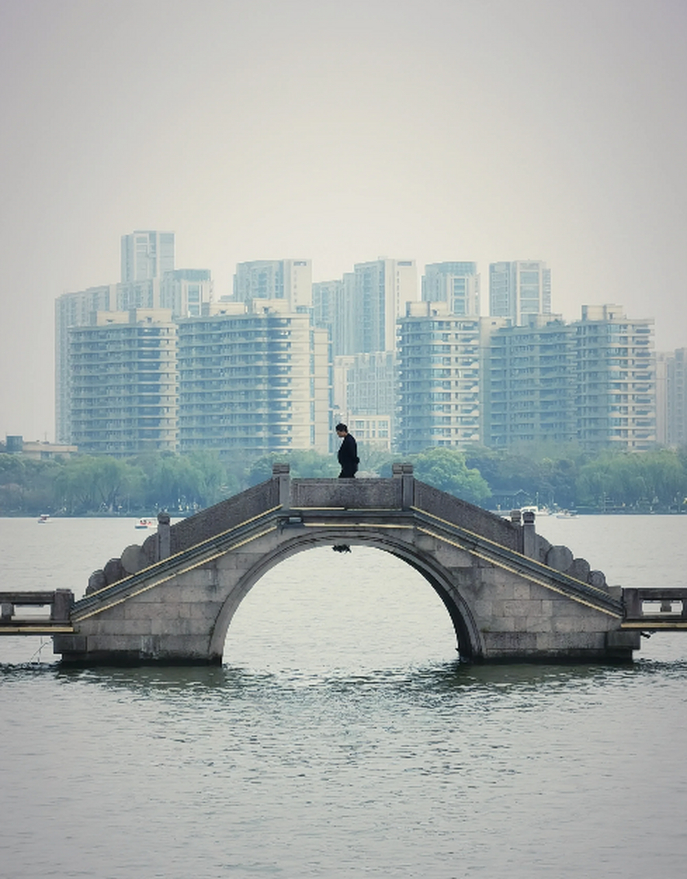 在绍兴待了三天,第四天坐地铁返回杭州时,看到其中一个站点是"瓜渚湖"