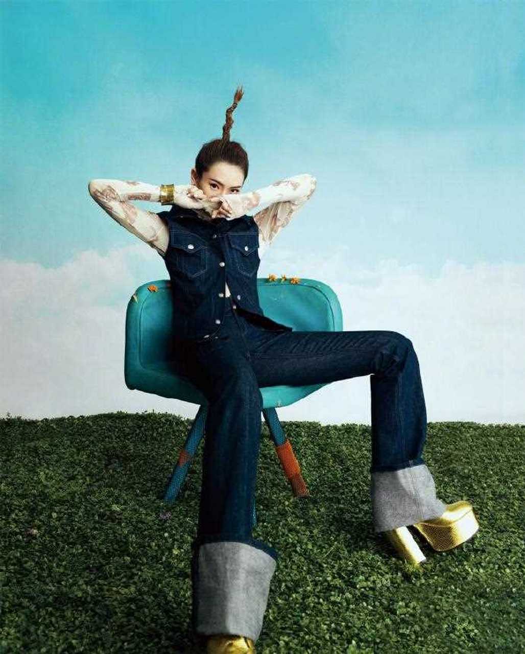 扎"冲天炮"拍大片,这发型得两瓶发胶吧 戚薇在婚姻生活中理性有包容