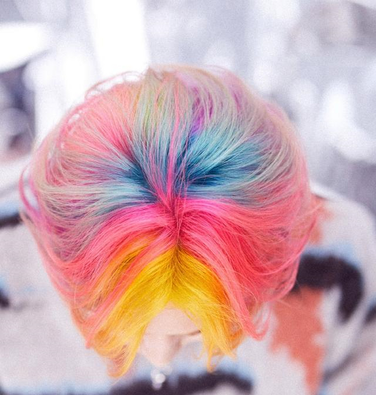 组图:新年新发色!朱正廷挑战五彩鹦鹉头完美驾驭十分帅气[工人]