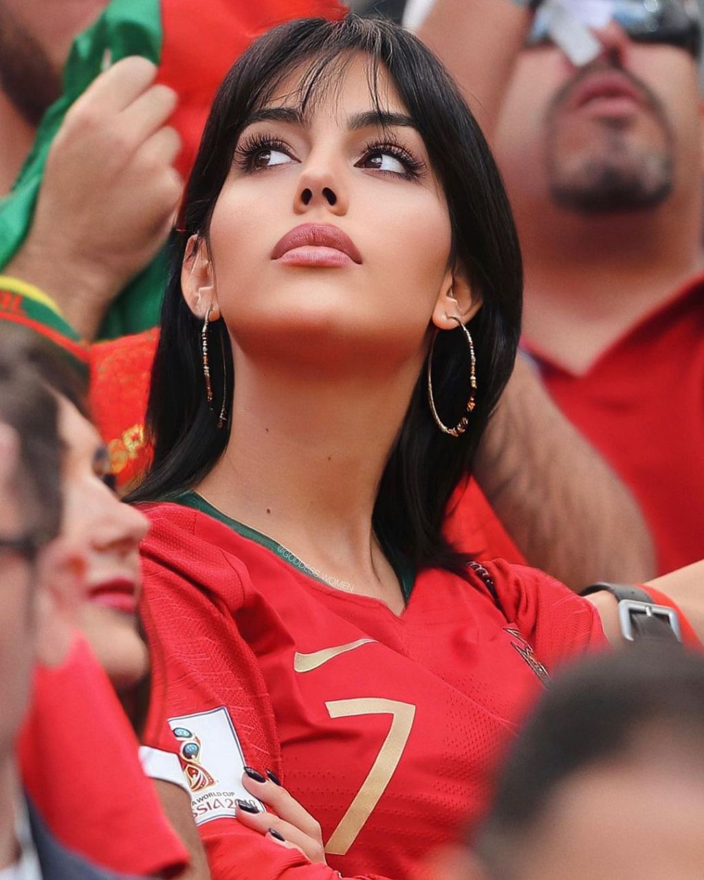 那一年的乔治娜,还是青涩又稚嫩的模样,她成为c罗未婚妻之前只是一名