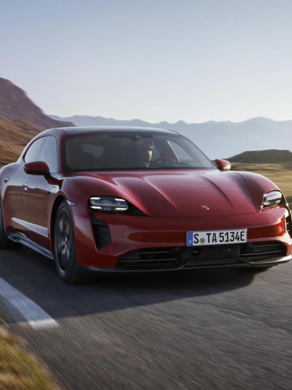 538km 这是一款保时捷的纯电车型,颜值非常高,尤其是