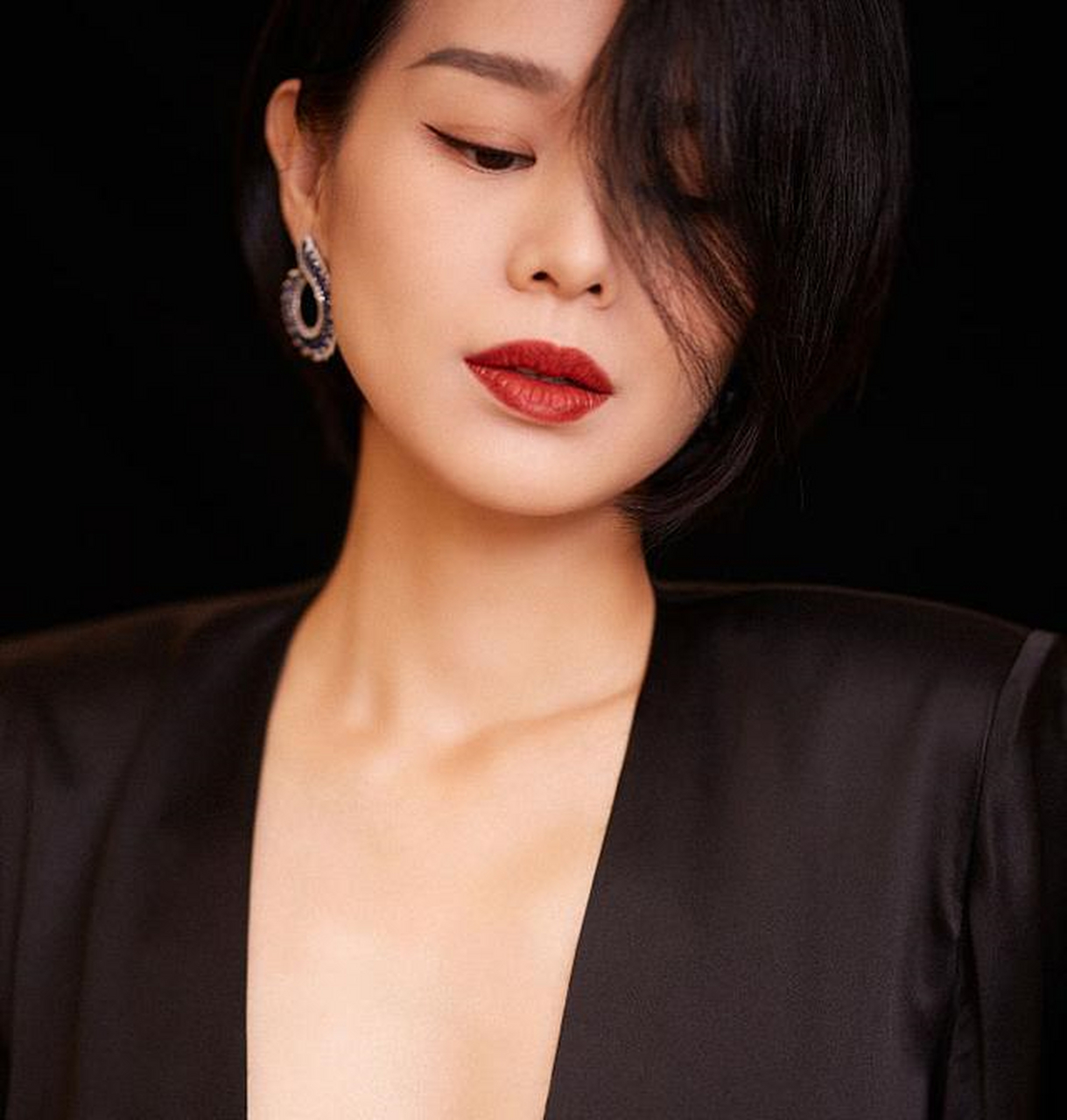 胡杏儿短发半遮面拍写真妩媚迷人 深v高开衩礼服秀身材大气美艳