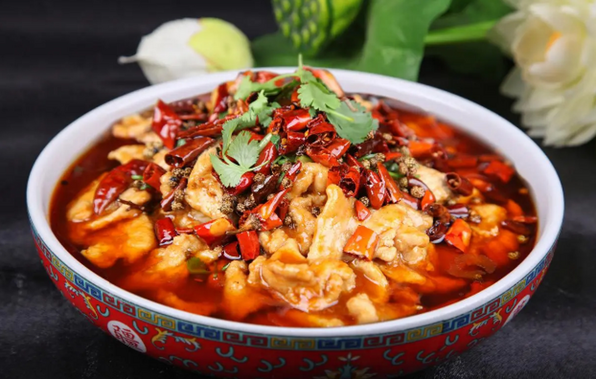 把一包水煮肉片解冻,用一勺酱油和一勺红油豆瓣酱腌制.