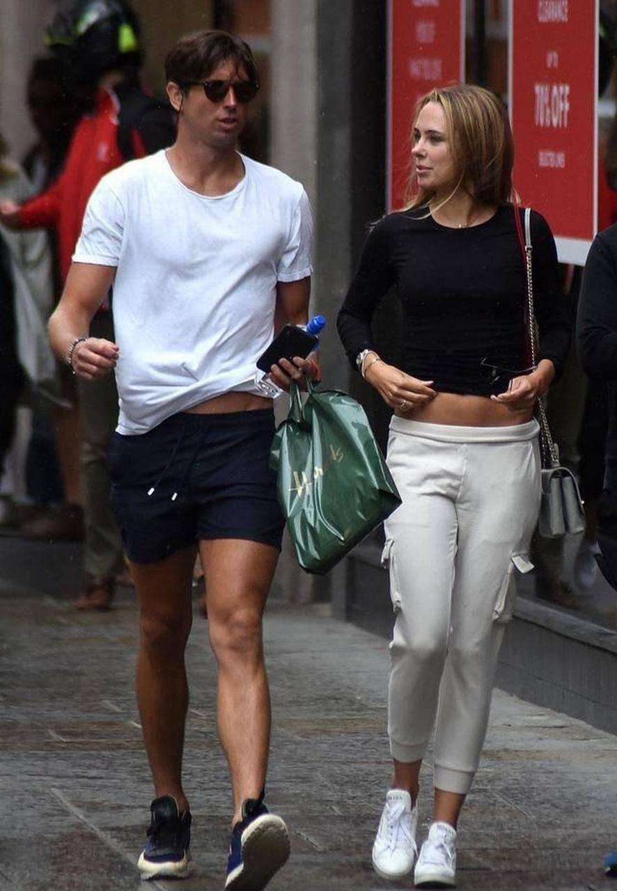 女星金伯利·加纳和男友现身伦敦街头,她有着火热的魅力