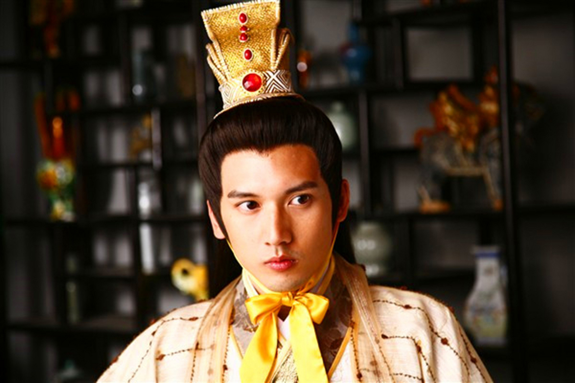 宋仁宗急匆匆地跑回宫中,走进一位妃子的房间,急切