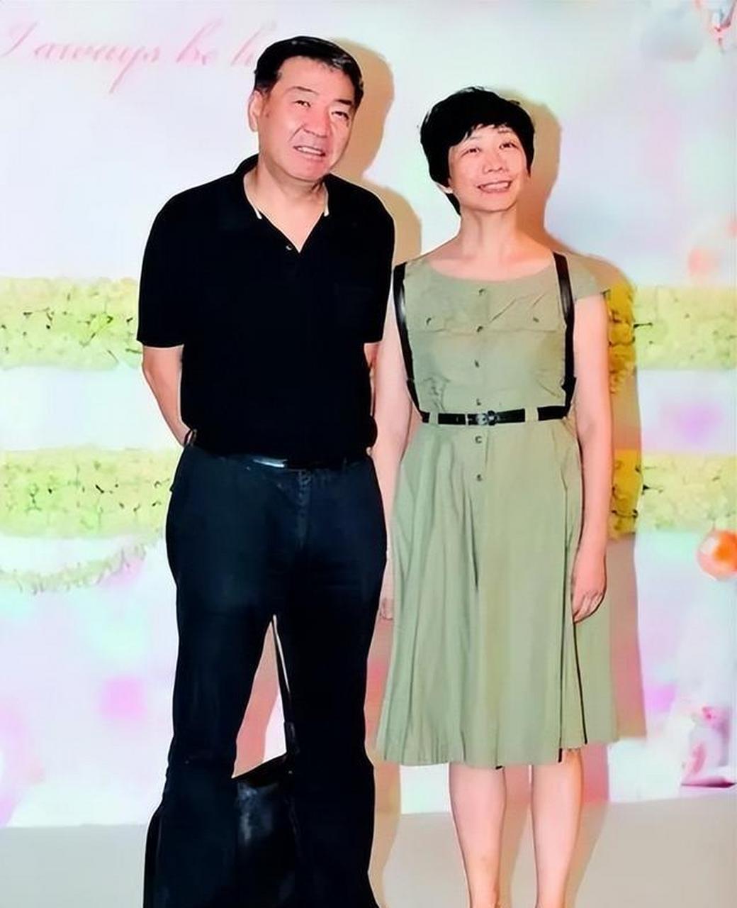 名導鄭曉龍:40歲才結婚,為工作與妻子異國分居多年,有痛有淚