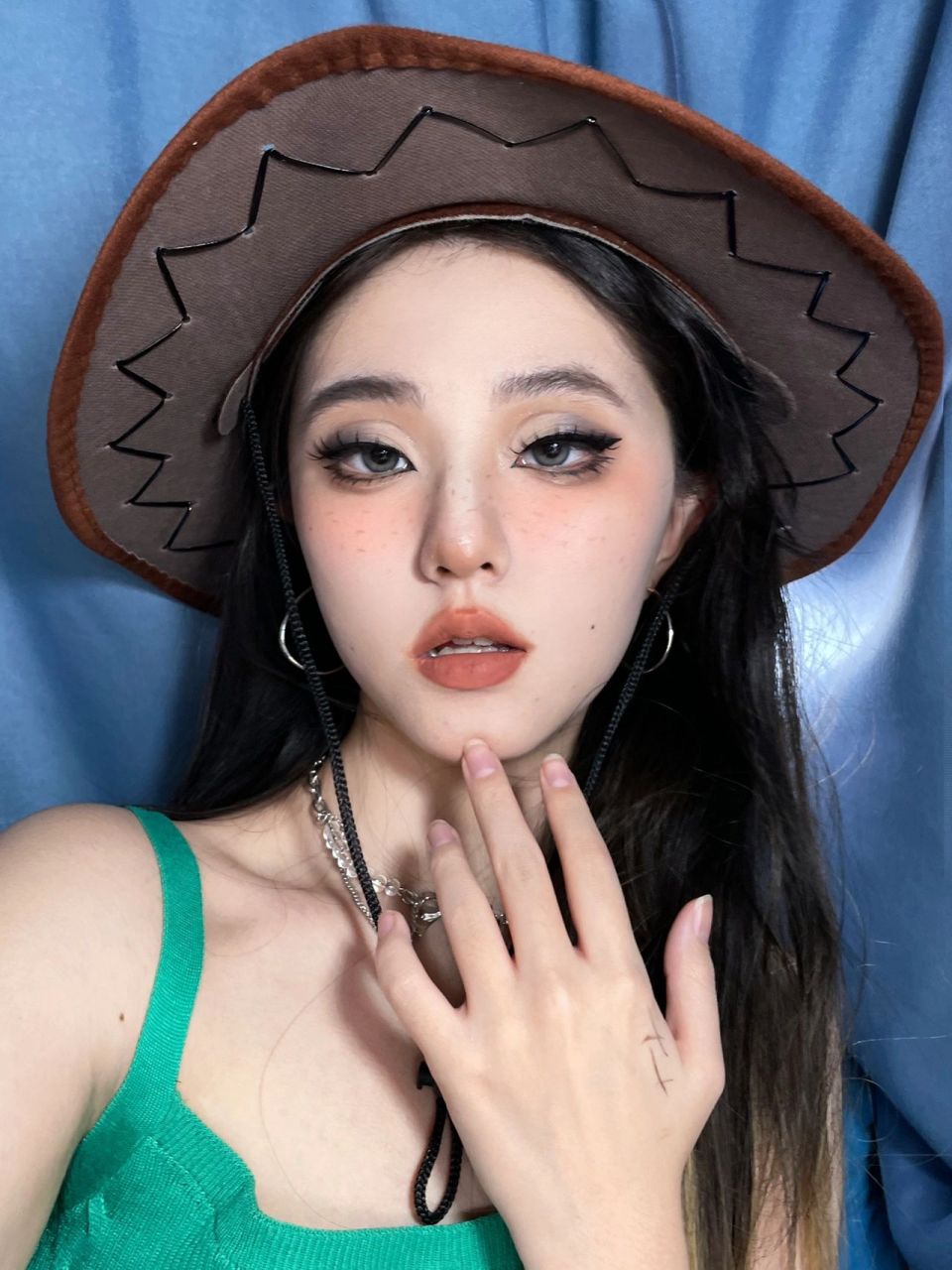 精神小妹浅尝下截断眼妆 能被美女夸夸么今天画了一个烟熏深蓝又 酷又