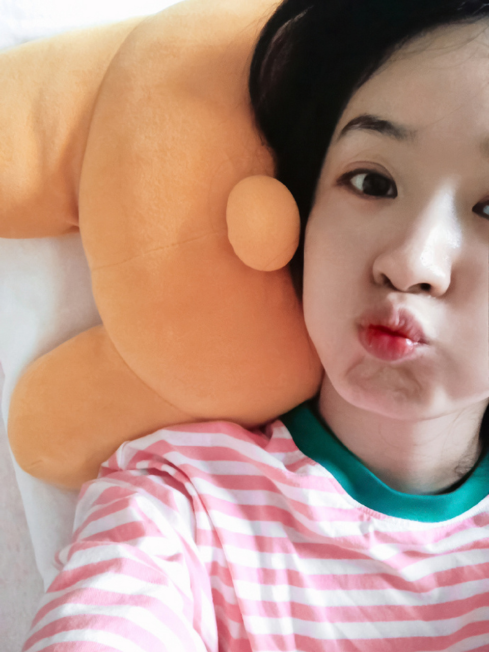 8月8日,赵丽颖首次晒出她和儿子的合照,母子对镜自拍,想想搂着妈妈,一