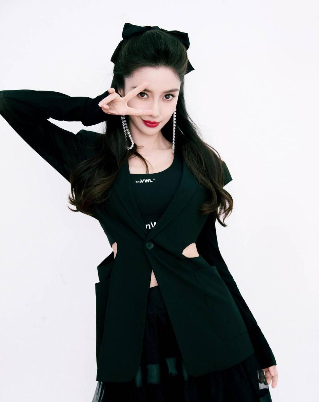 杨颖穿黑裙变身猫系美少女,腰部镂空露出白皙肌肤.