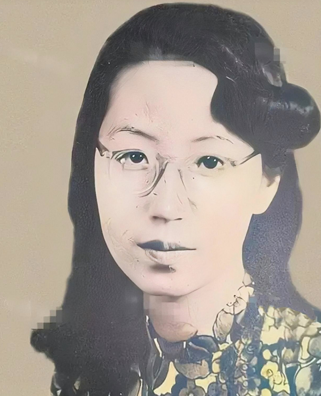 1940年,张爱玲20岁的几张美照,张爱玲是民国时期不可多得的才女,但是