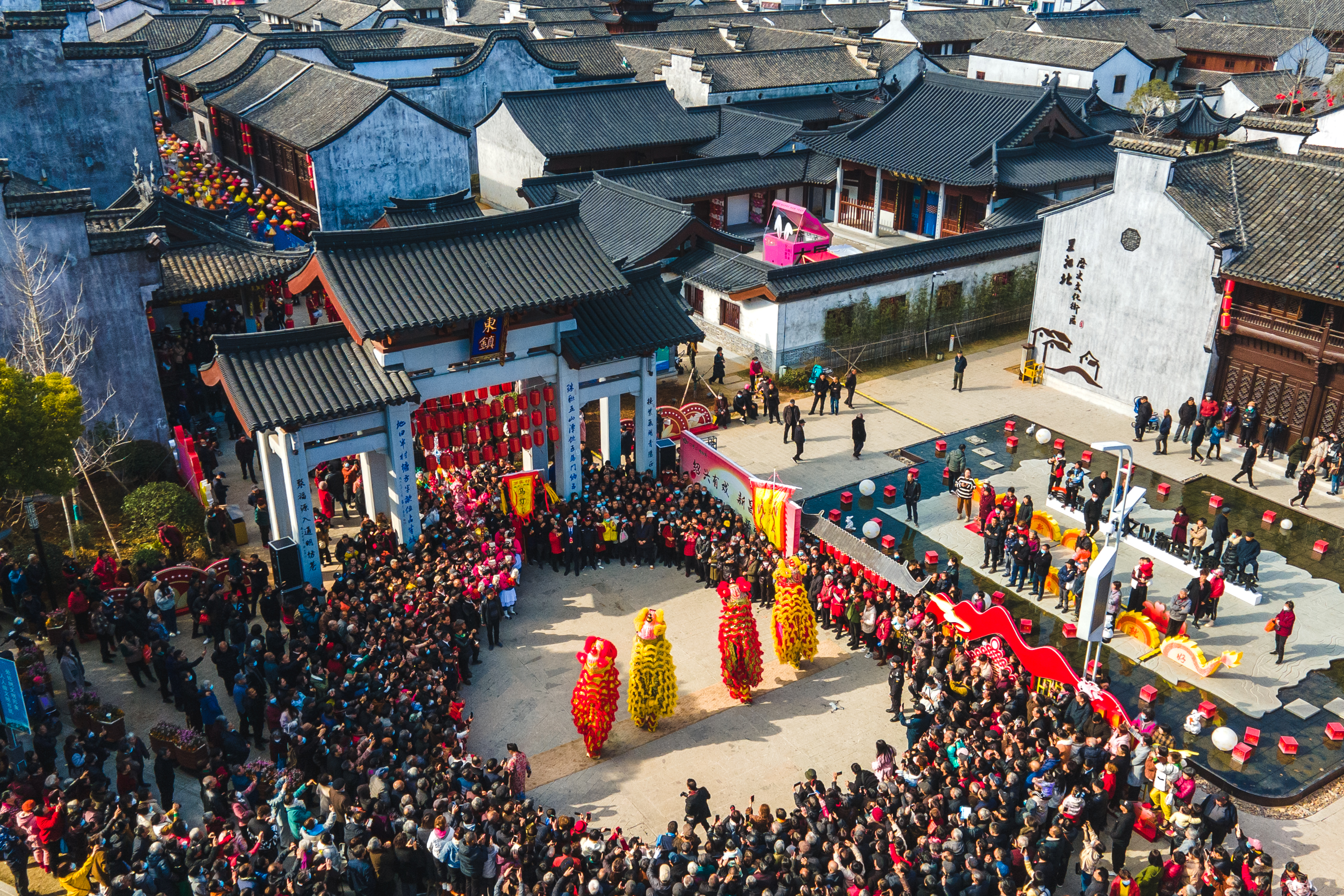 昨天,在新昌里江北历史文化街区,上演了一场别开生面的非遗兴乡大
