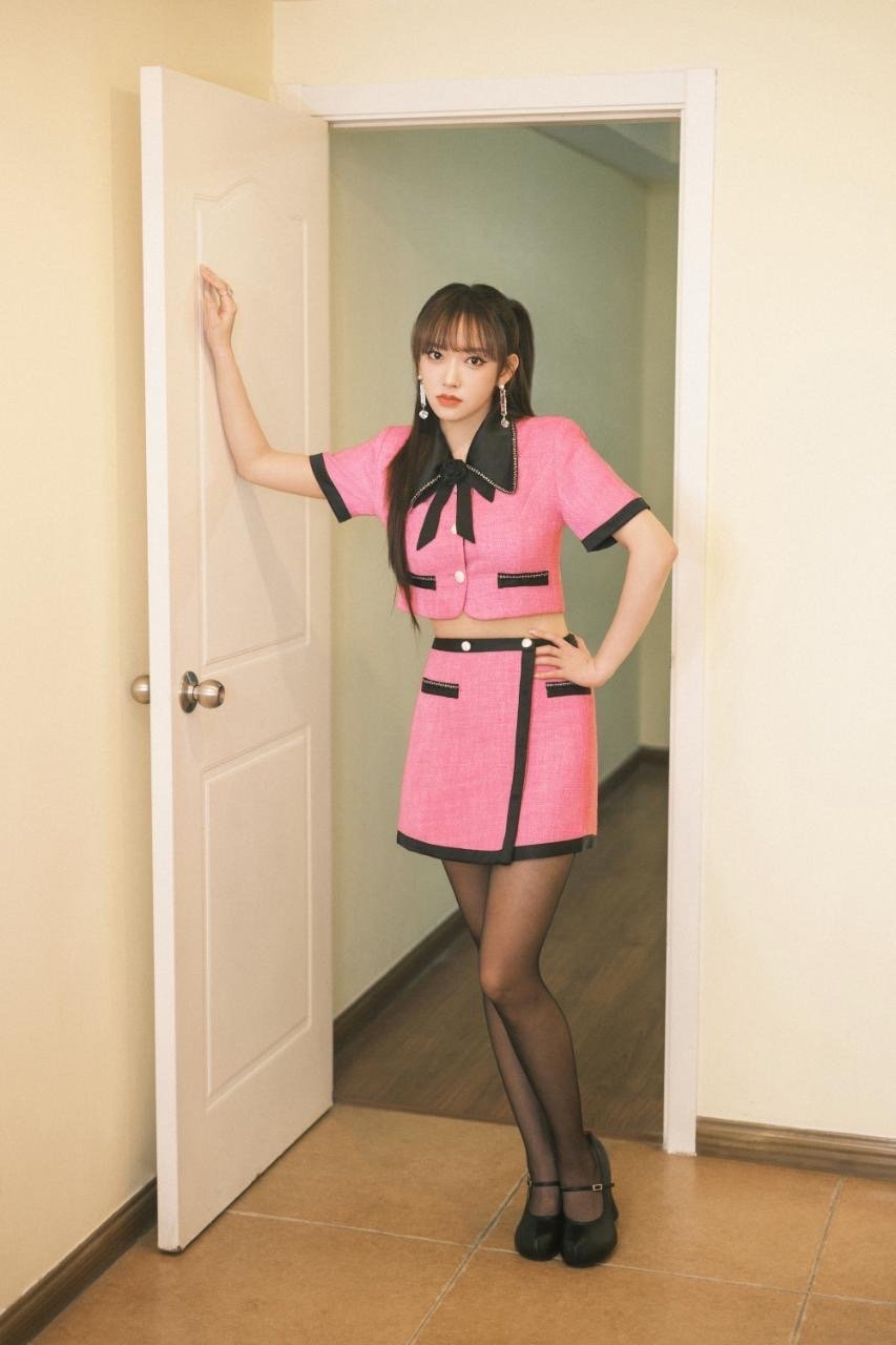 程潇,穿上性感黑丝,迷人极了