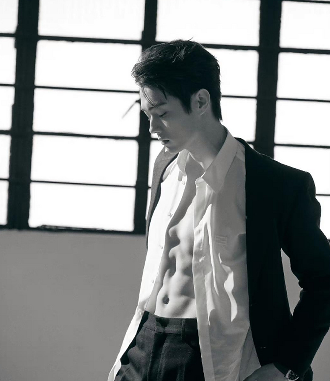 许凯晒健身成果太亮眼,八块腹肌是多少男艺人羡慕不来的!