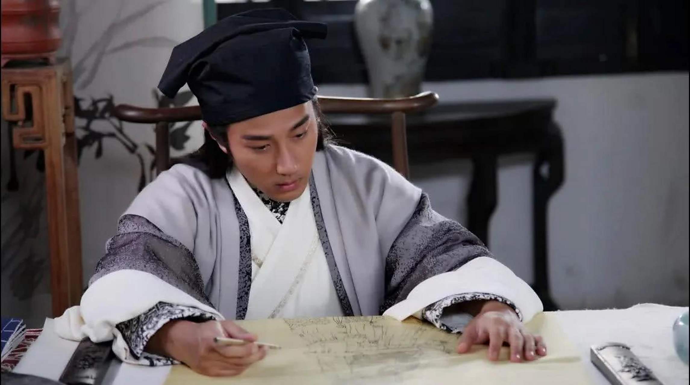 图上画着一位妇人,非常漂亮,赵颜见了,便对画家说: "人世间没有这么