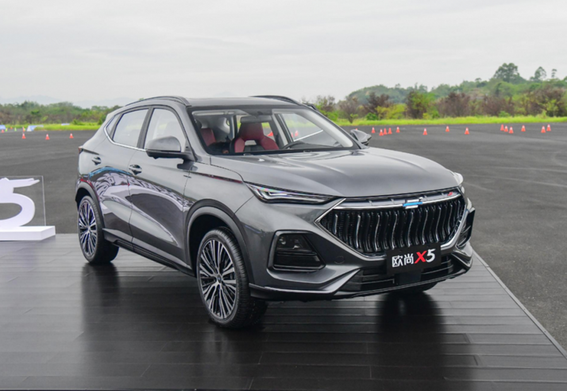 长安欧尚x5是一款外观紧致又富有运动风格的紧凑型suv,六边形进气格栅