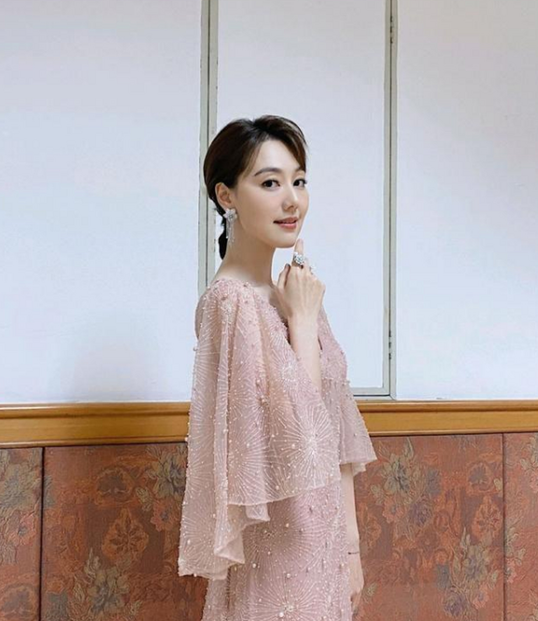 曾经的央视主持人王冠又现高级穿搭,一袭v领连衣纱裙太优雅,女神范