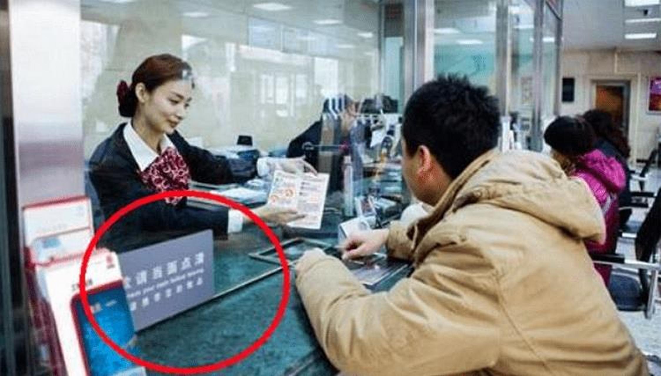 男子在银行柜台取4000元现金,使用时发现里面有一张假币.