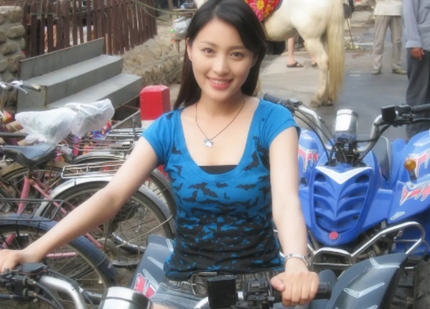 最近一部网剧的播出让甘婷婷再次成为舆论的中心,只