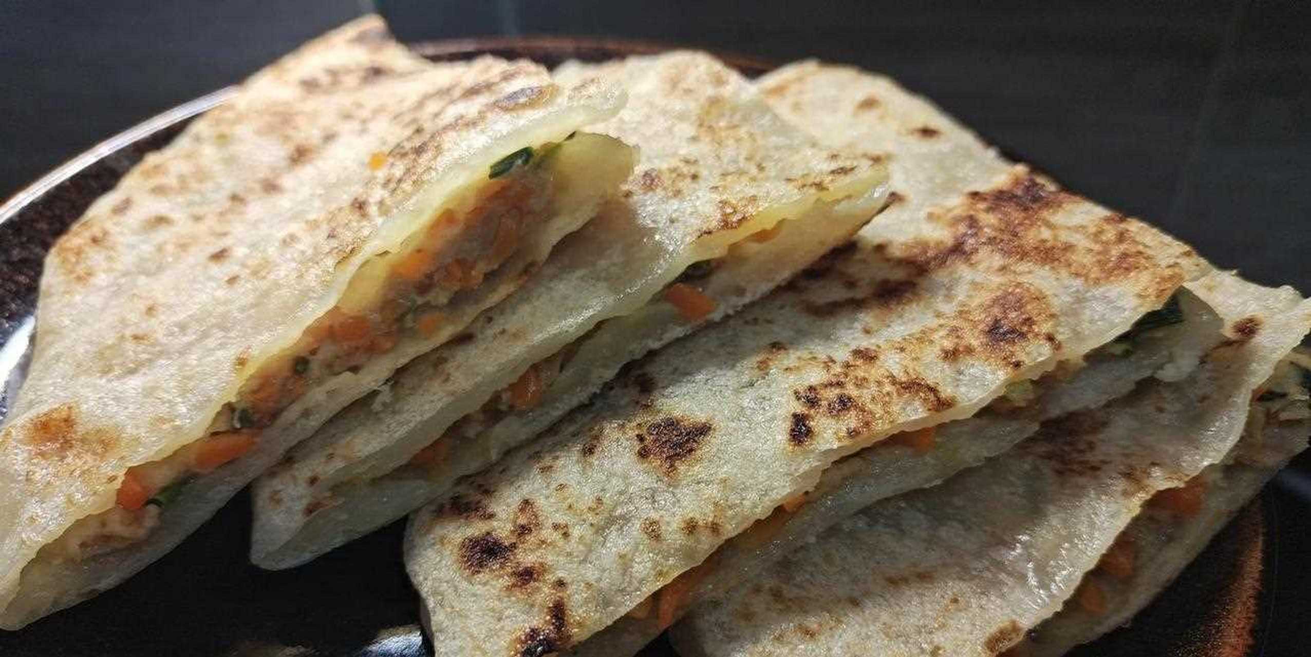 火烧粑是湖北麻城的小吃,馅料以当季的蔬菜为主,极具地方特色