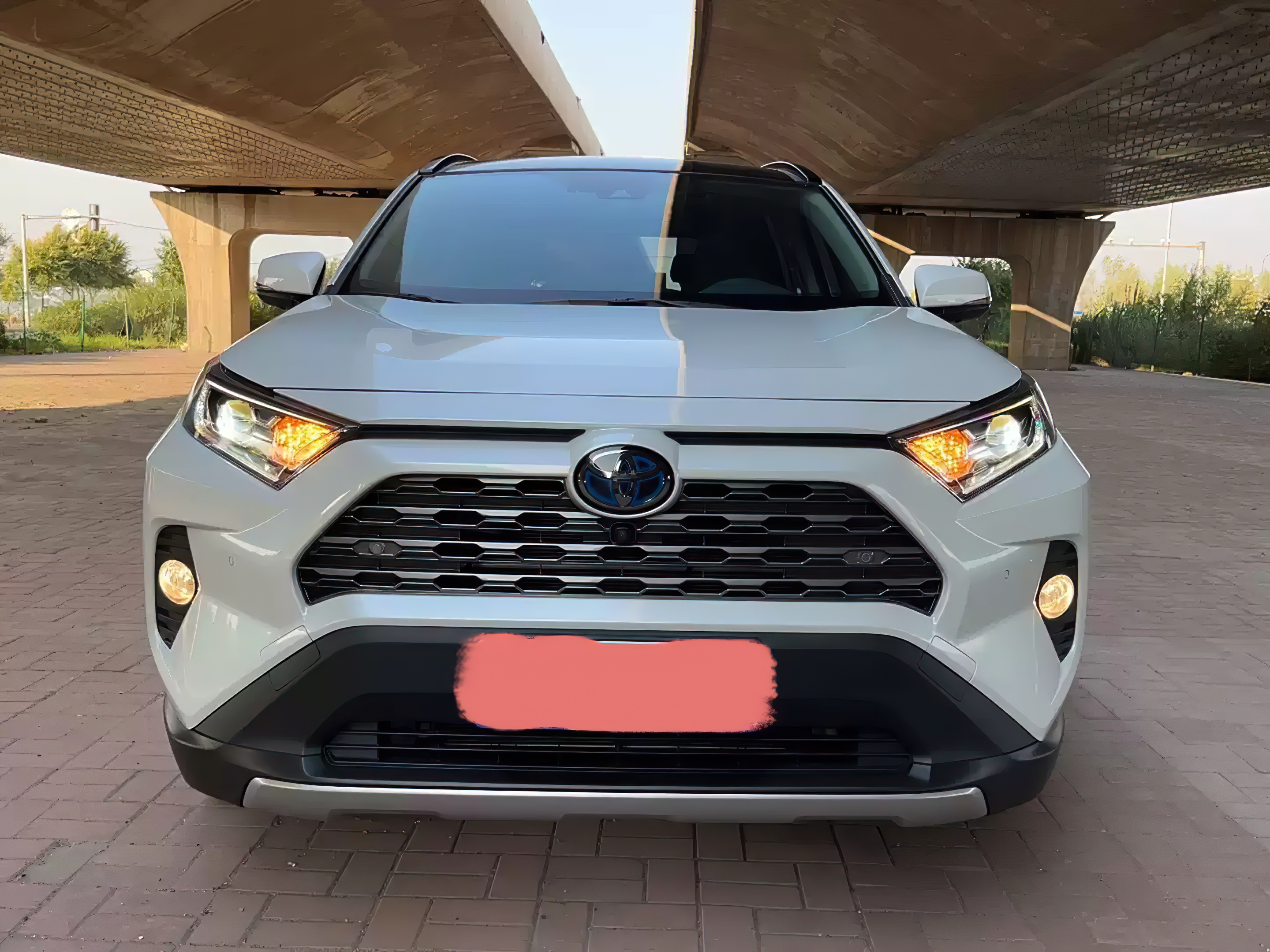 6 l/100km  自己本身是比较喜欢混动车型的丰田荣放电混动丰田rav4混