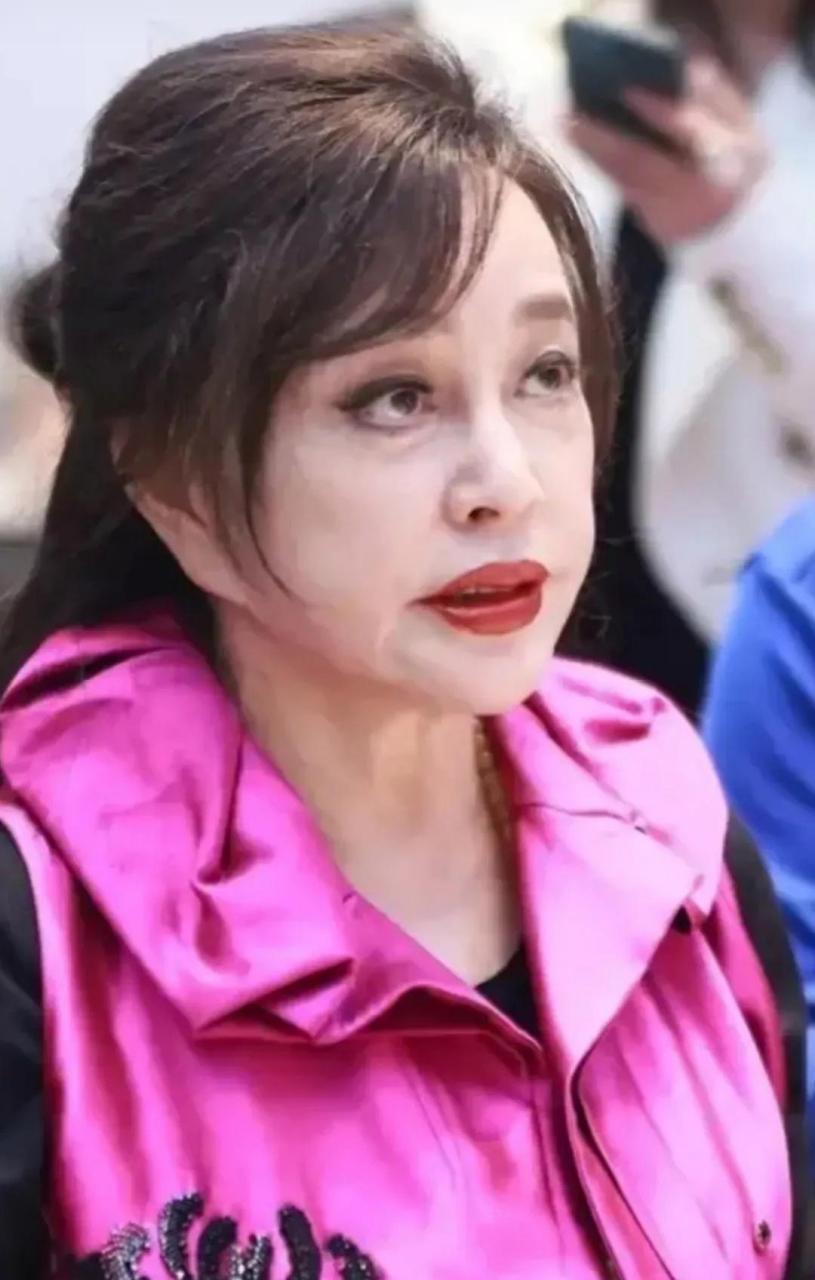 刘晓庆近日出席活动的近照曝光,照片中的刘晓庆虽然浓妆艳抹,但还是盖