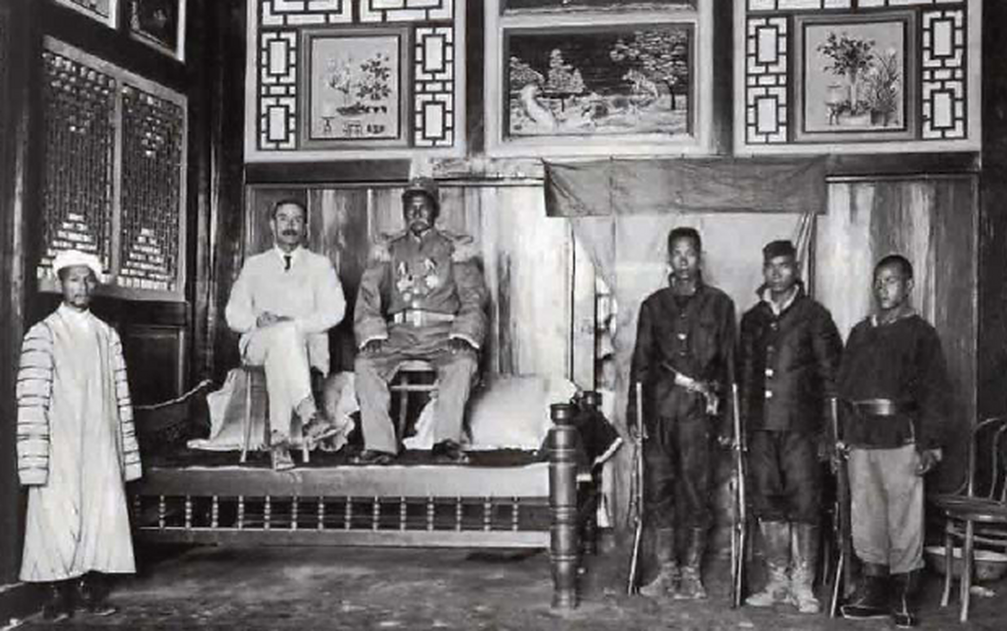 1920年代马福兴(坐右)与来华洋人合影.