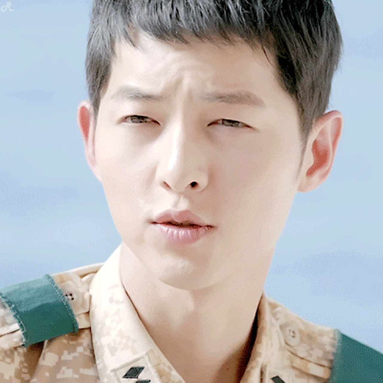 2008年出演电影《霜花店》进入演艺圈,之后在电视剧