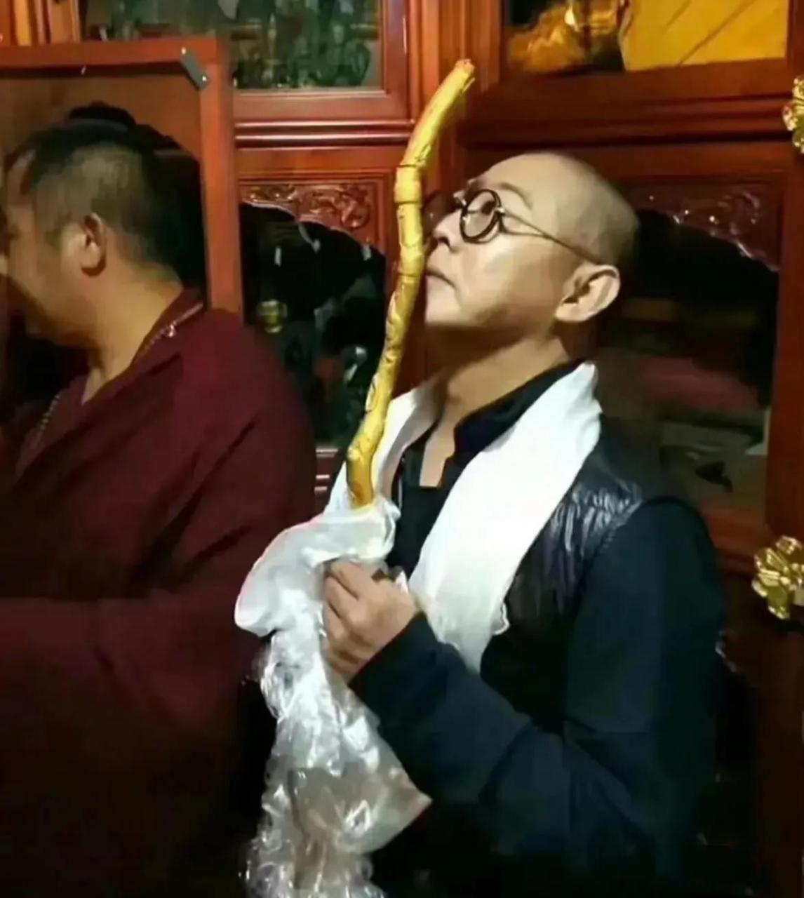 李连杰前几年在西藏佛寺拜佛时的场景,不到60岁的他两眼空洞,神态疲惫