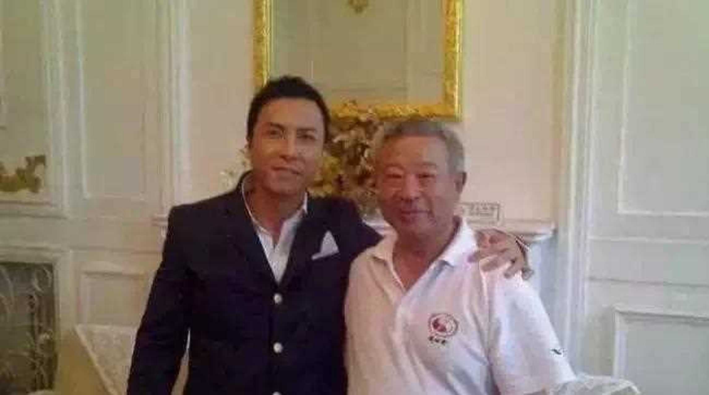 传言甄子丹在刚进入北京什刹海体校武术队学练时,被教练吴彬安排和女
