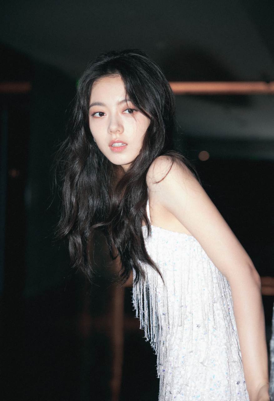 赵今麦白色流苏抹胸裙造型写真