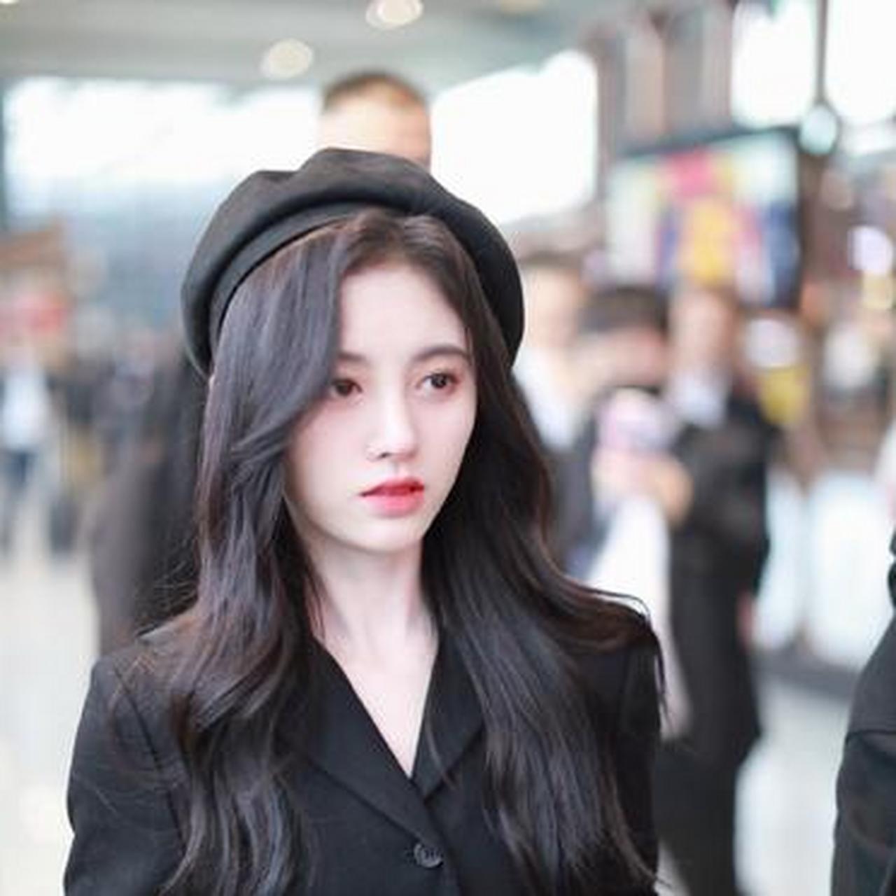 鞠婧祎机场图,黑色礼服加贝雷帽,妥妥的霸道总裁范  #时尚##穿搭
