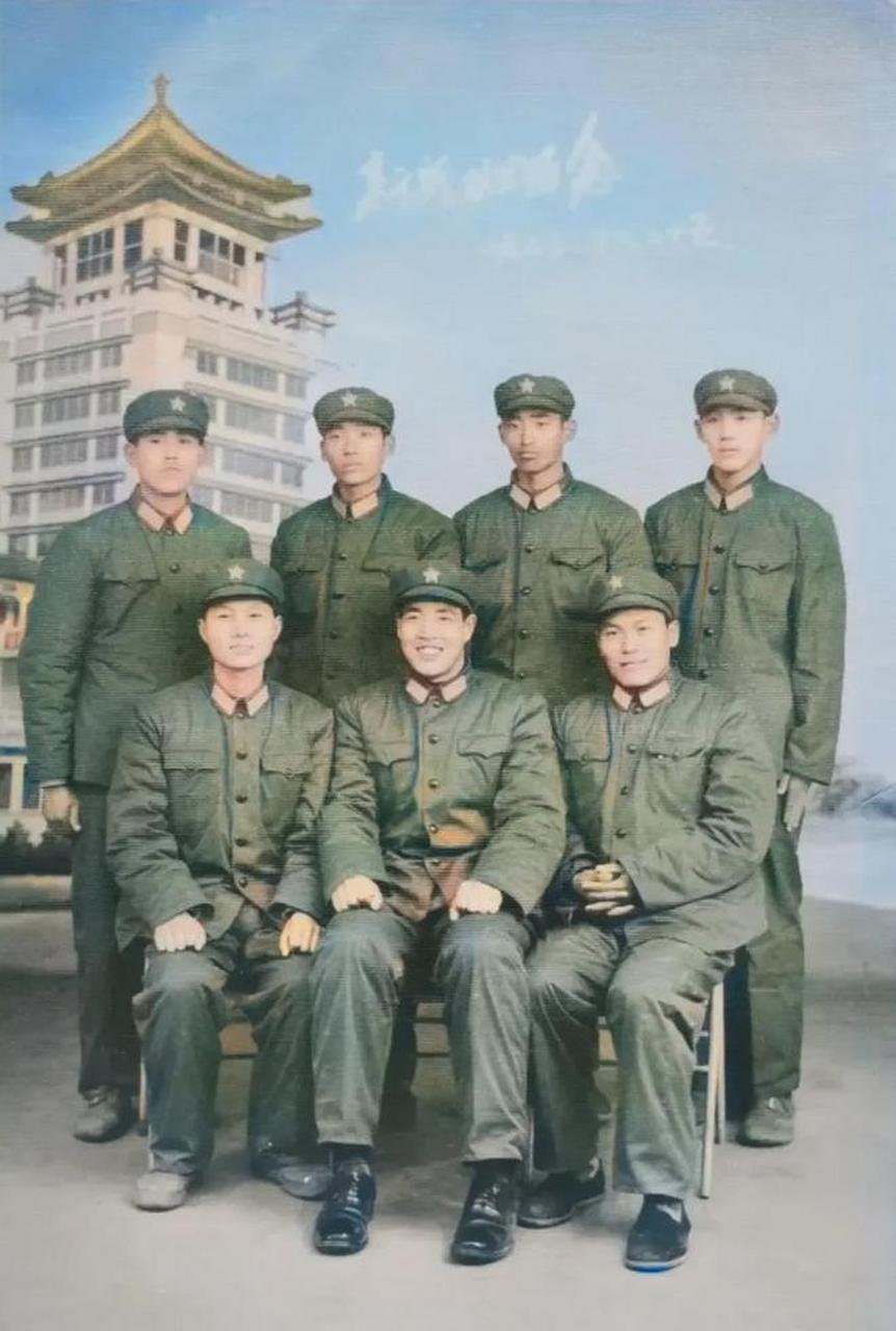 在上世纪七十年代末,几名解放军战士前往一家照相馆留下了一张珍贵的