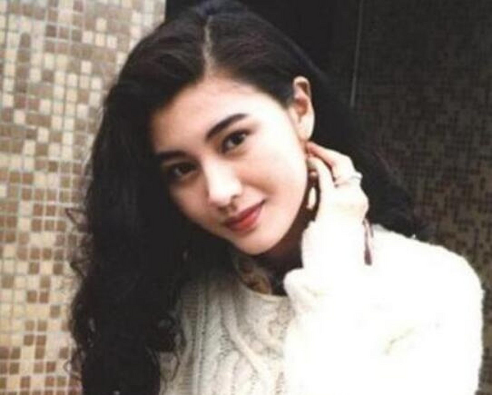 先后与姚乐碧,陈颖妍传绯闻也就算了,媒体又拍到倪震与嫩模深夜激吻的