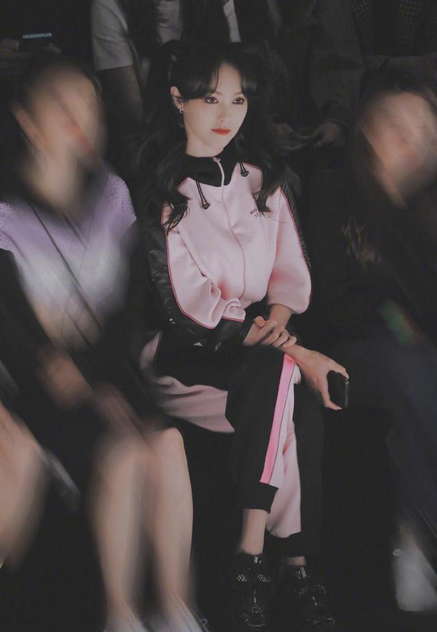 唐嫣撞脸郑爽?扎双马尾配运动装意外美成这样,真不像是刚生过娃