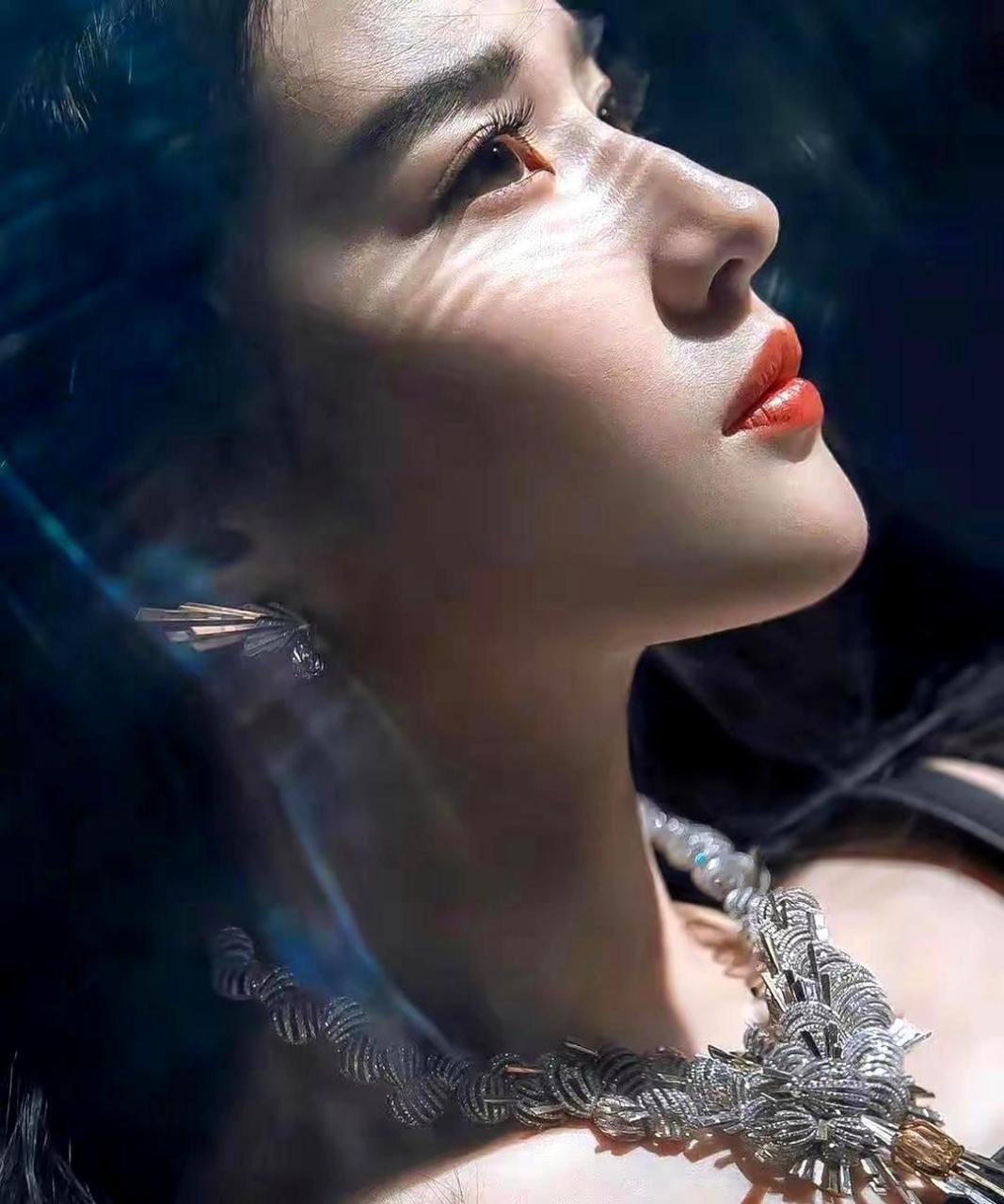 刘亦菲的正脸和侧脸都很美,让人无法抗拒.