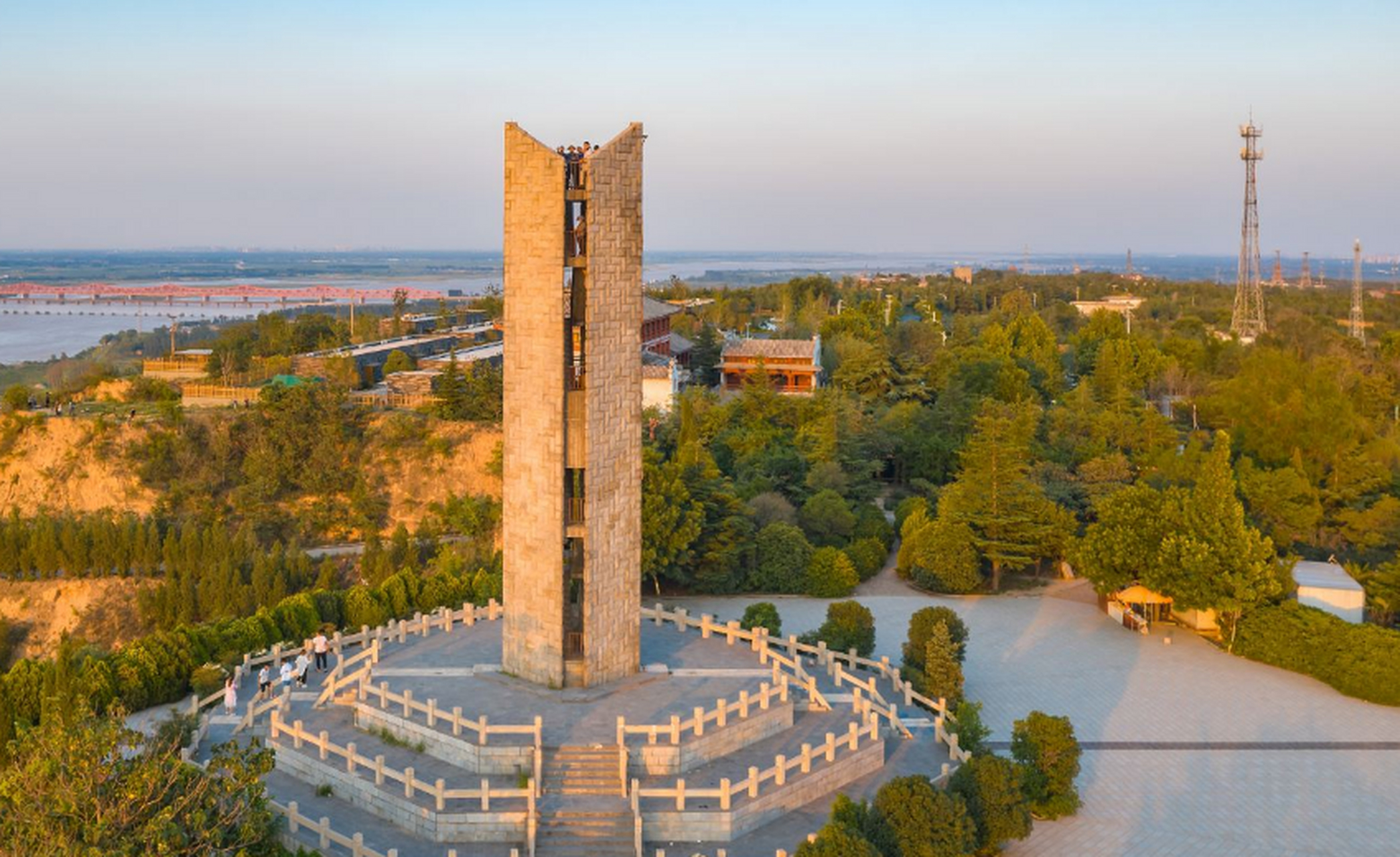 三皇山桃花峪旅游区,位于郑州市西北20公里处广武山上,北临滔滔黄河