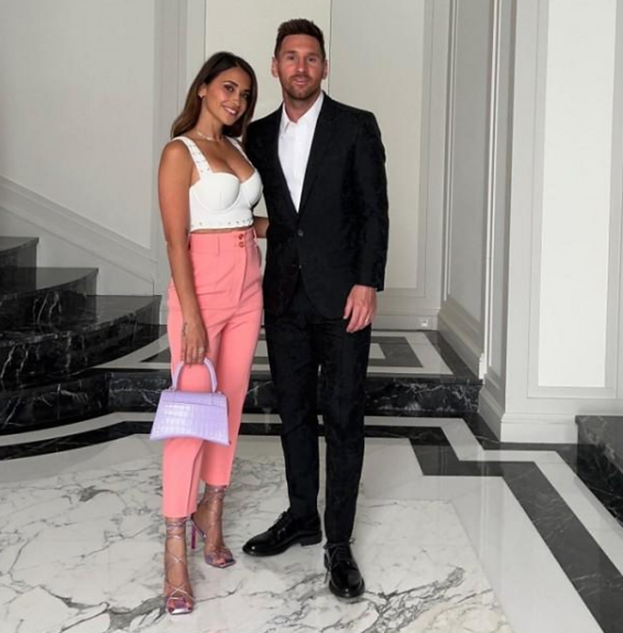 梅西的老婆安东内拉,白色露腹小吊带,搭配粉色的高腰烟管裤,显超模