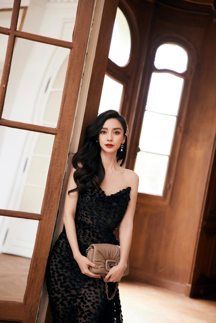杨颖今天活动造型,波浪卷发风情迷人, 全靠angelababy的脸在撑  礼服