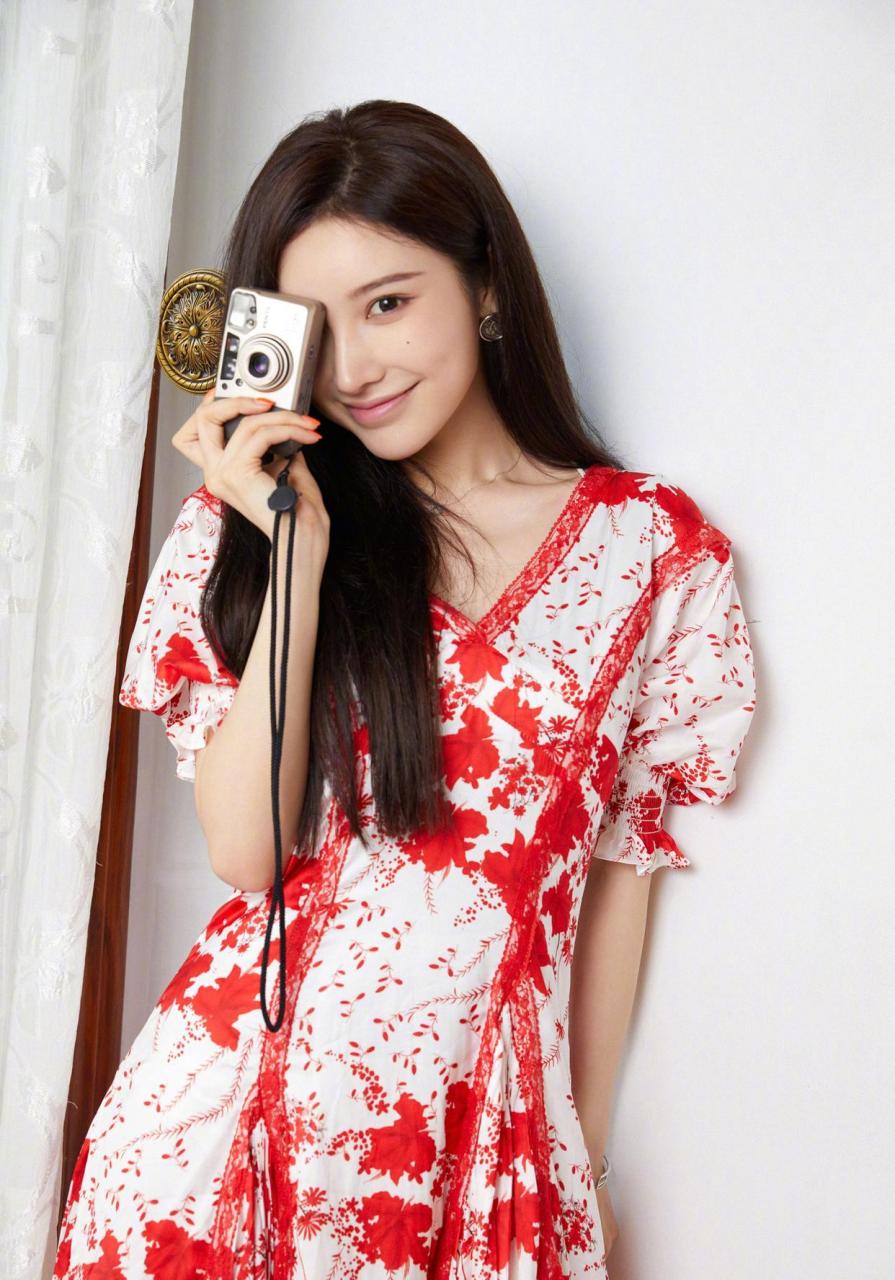 戴燕妮最新写真好有氛围感[比心] 身穿红白相间的碎花连衣裙,舒适风穿