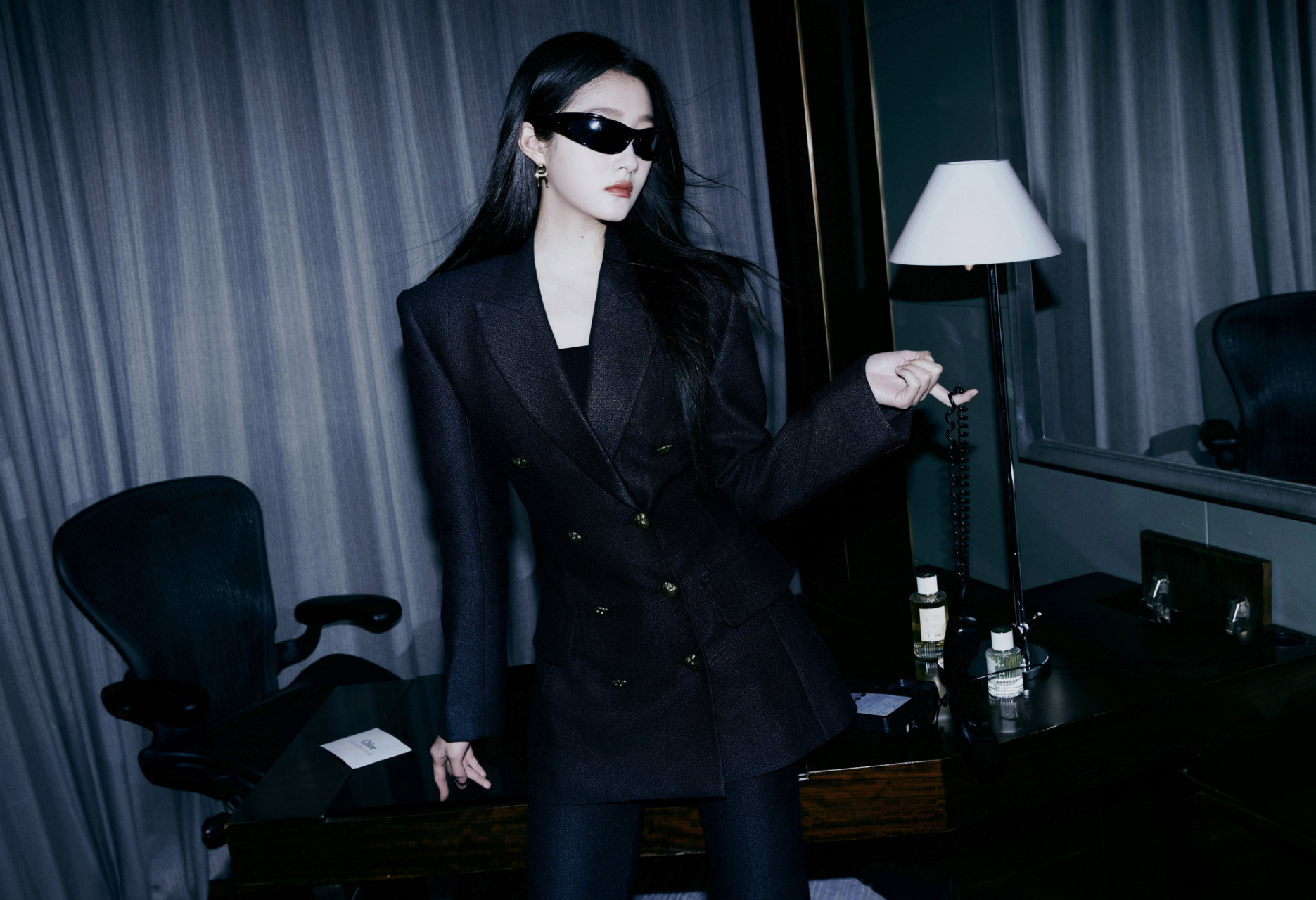 潮流尚新季# 关晓彤 黑西装女霸总模式,野生眉搭配柿子色口红,超a黑