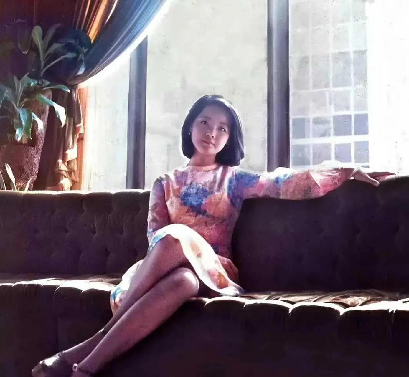 1995年泰国清迈,邓丽君遗体正被入殓师放入棺椁,她身穿粉红寿衣身体