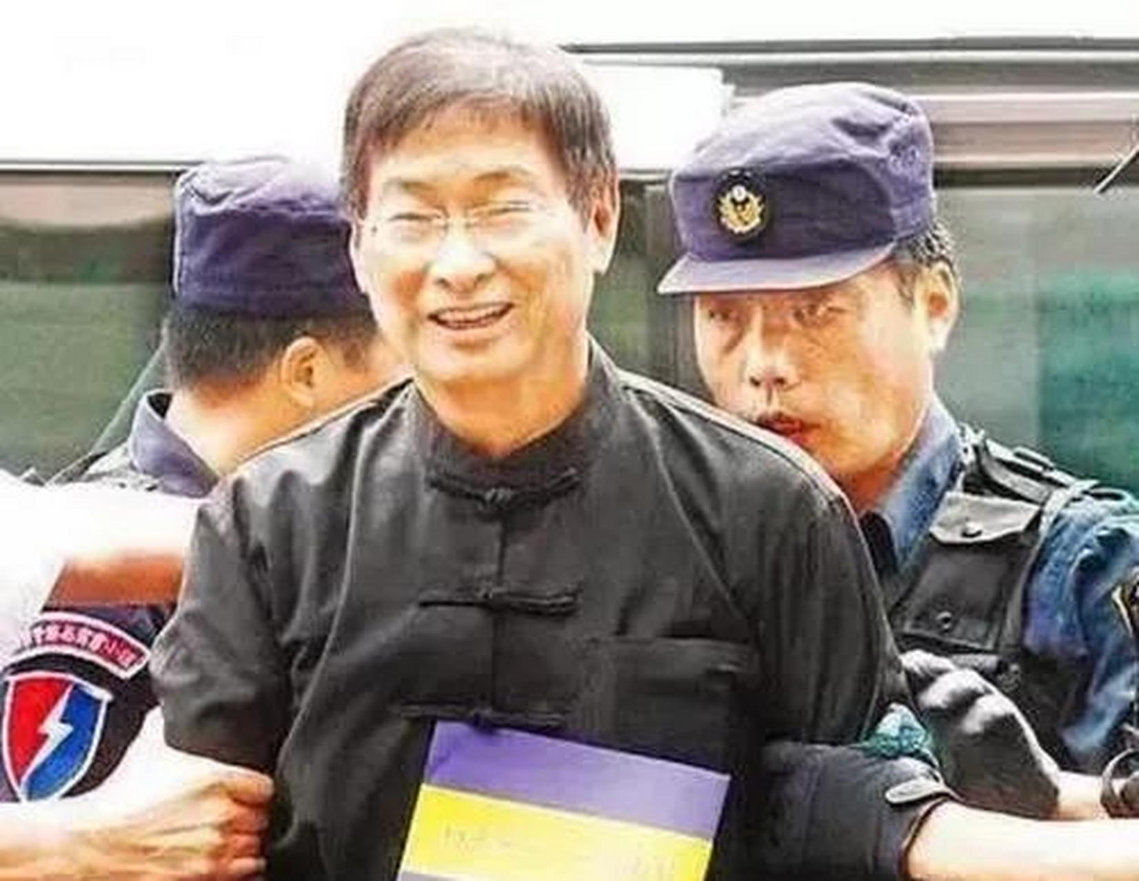 竹联帮"白狼"张安乐,1948年出身于书香门第,父亲是军官,母亲是大学