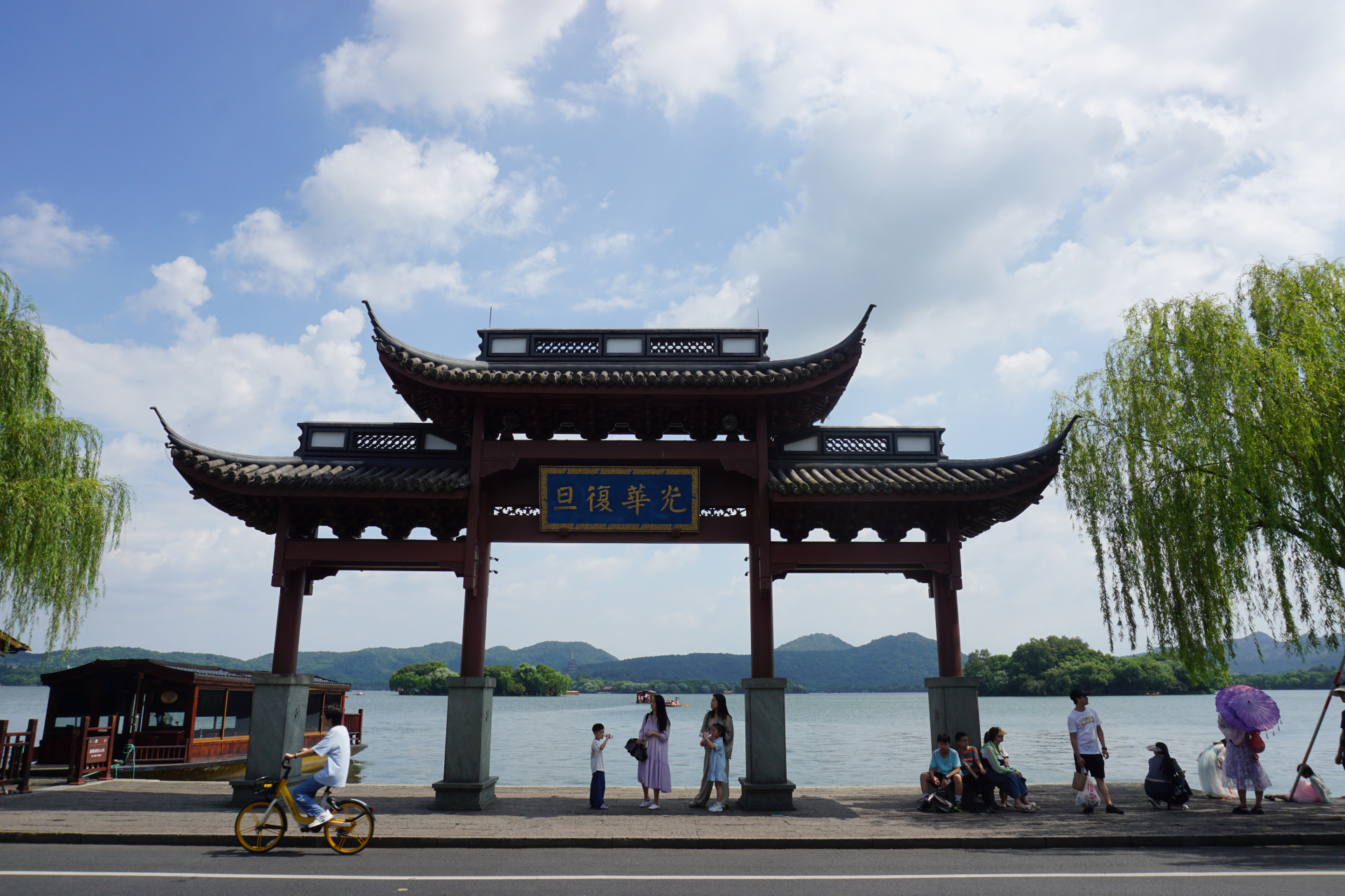 周五去西湖孤山周围逛了逛,天气炎热,但游客是真多.