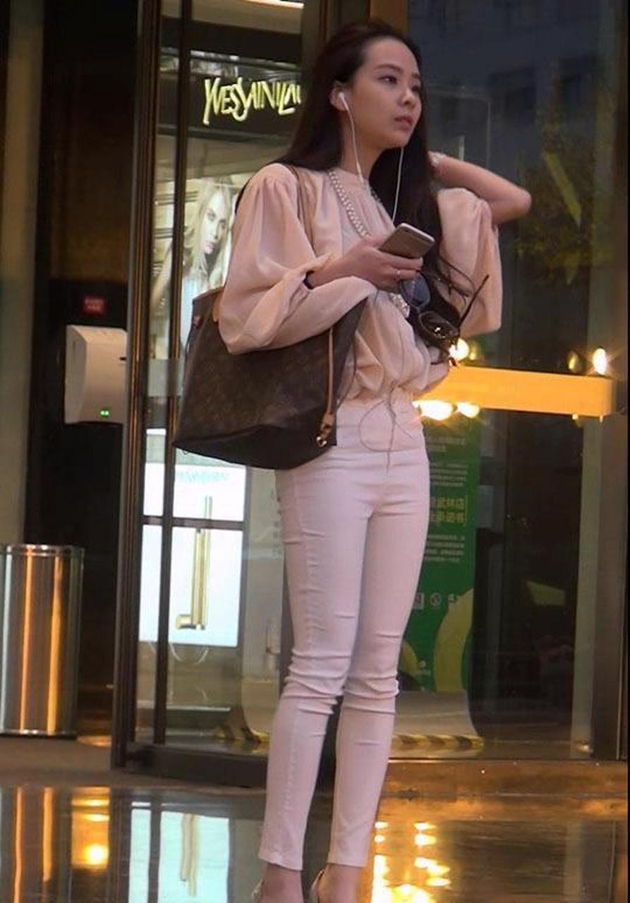 妩媚优雅的白色紧身裤美女 #娱乐最前沿