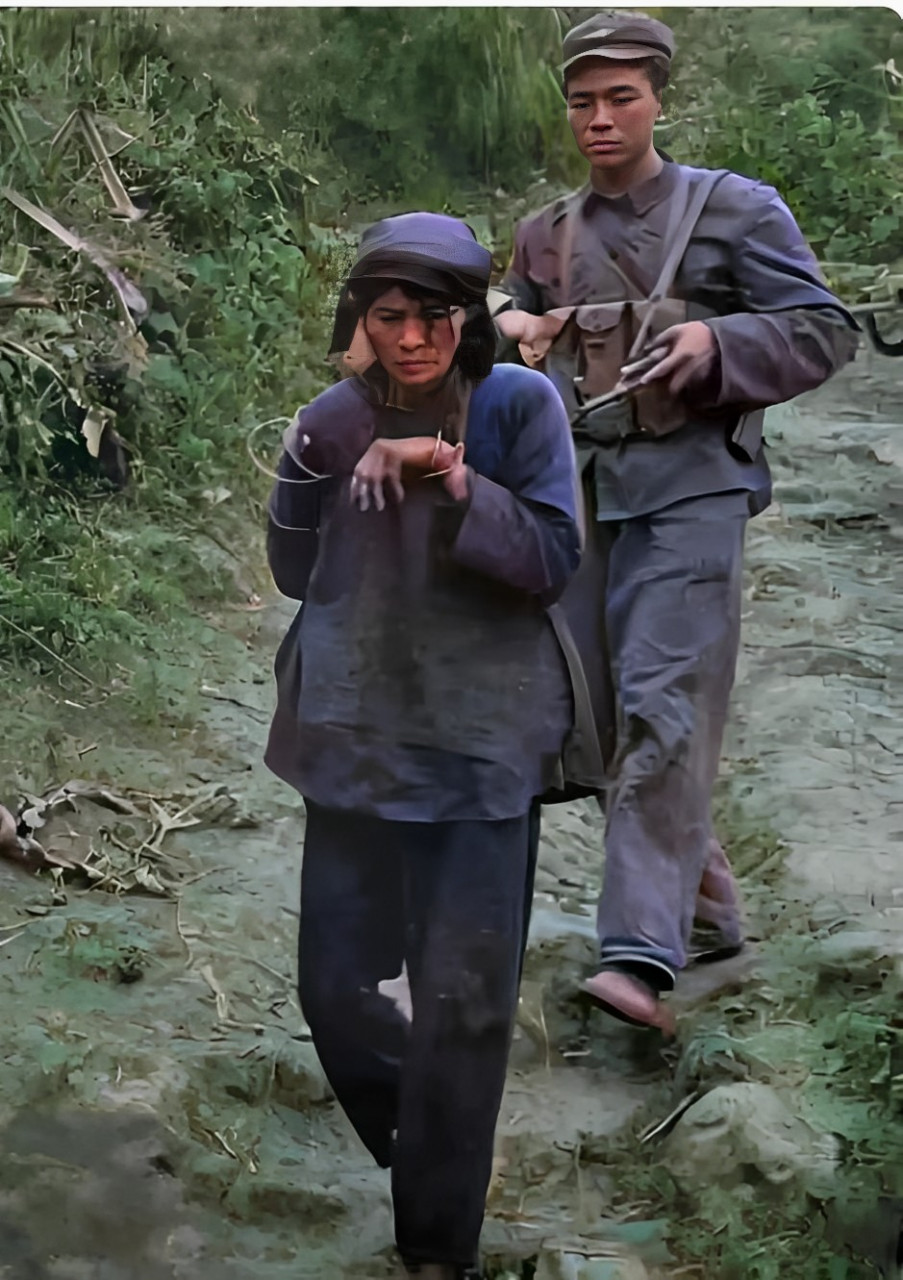 这是俘虏在越南战役中被我军杀死的女兵.